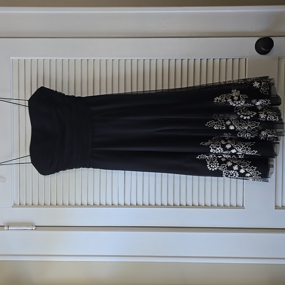 EUC - Eliza J Cocktail Strapless Black Tulle Dress with White Embroidery, Sz 4
